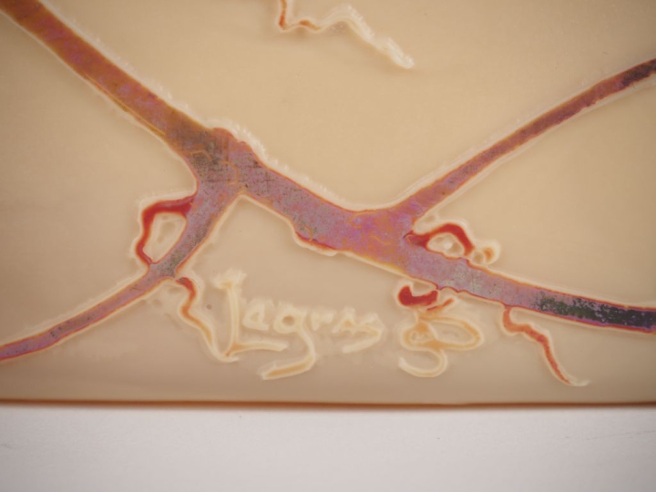 LEGRAS. Coupe rectangulaire en verre à décor polychrome gravé en camée