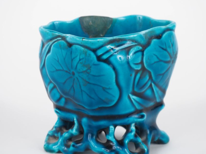 Théodore DECK. Vase ou vide poche en céramique turquoise de style Extr