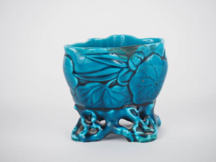 Théodore DECK. Vase ou vide poche en céramique turquoise de style Extr