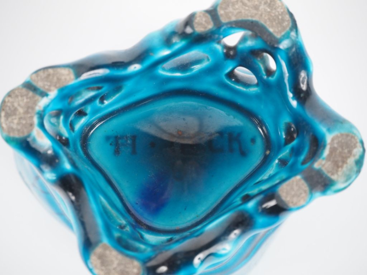 Théodore DECK. Vase ou vide poche en céramique turquoise de style Extr