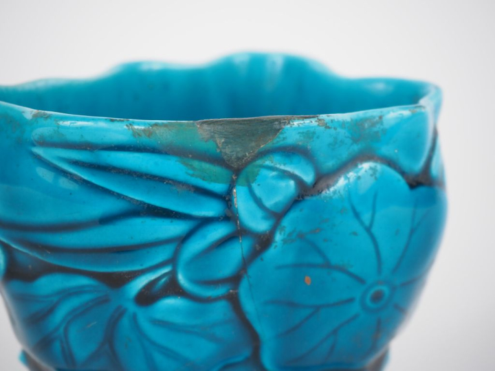 Théodore DECK. Vase ou vide poche en céramique turquoise de style Extr