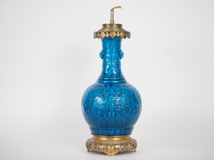 SEVRES.  Lampe en céramique bleu persan à décor de style Extreme Orien