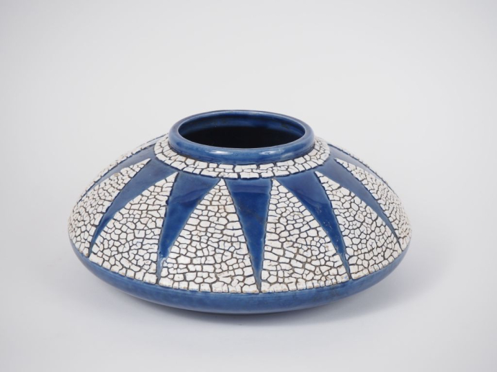 SAINT-CLEMENT. Grand vase Art Déco à panse aplatie en céramique bleue 