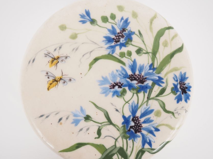 Paul MILET. Bonbonnière Art Déco en céramique à décor polychrome de ba