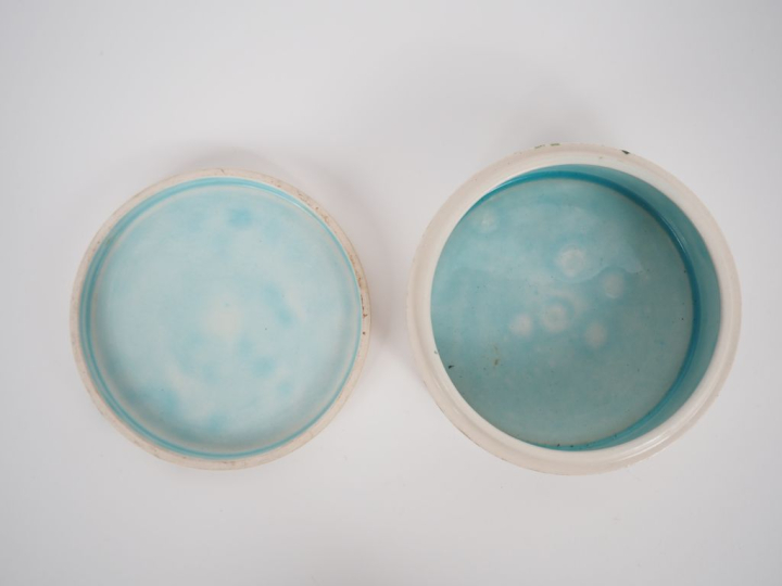 Paul MILET. Bonbonnière Art Déco en céramique à décor polychrome de ba