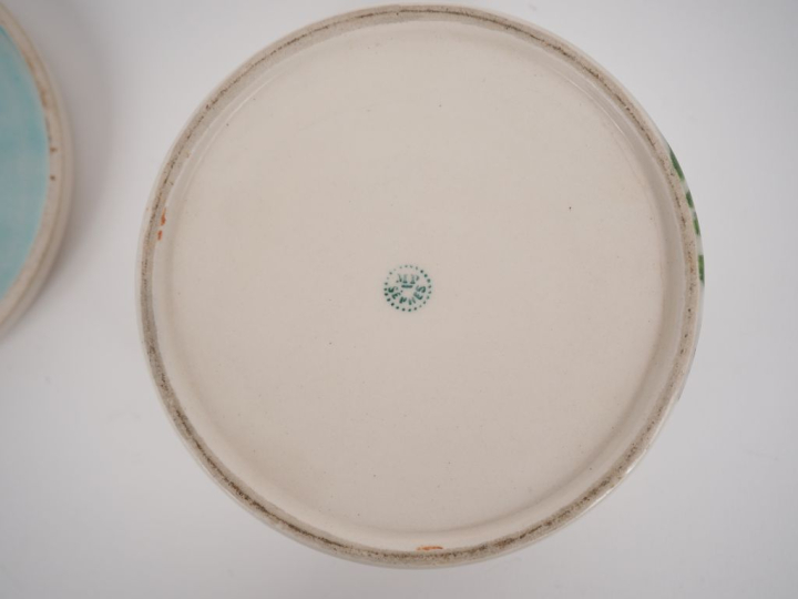 Paul MILET. Bonbonnière Art Déco en céramique à décor polychrome de ba