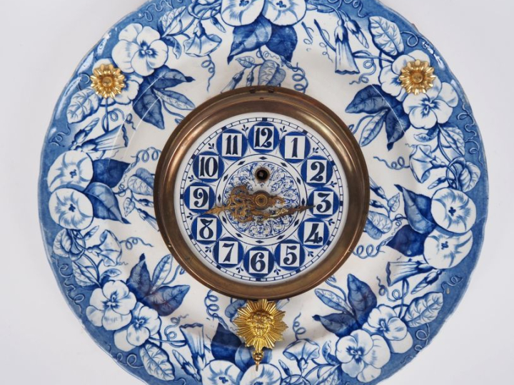 Jean VIEILLARD à Bordeaux.  Pendule murale en faïence fine laiton et p