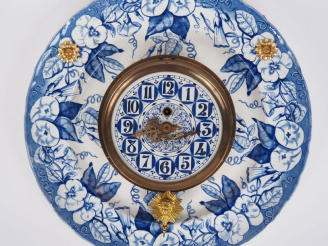 Vente aux enchères Jean VIEILLARD à Bordeaux.  Pendule murale en faïence fine laiton et p
