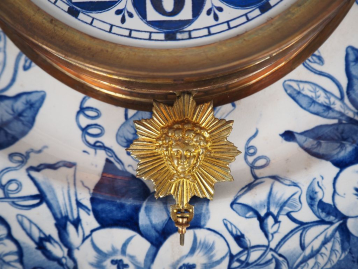 Jean VIEILLARD à Bordeaux.  Pendule murale en faïence fine laiton et p