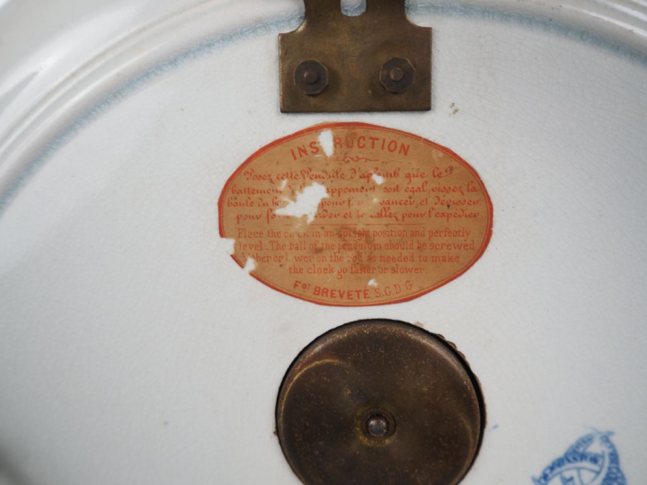 Jean VIEILLARD à Bordeaux.  Pendule murale en faïence fine laiton et p