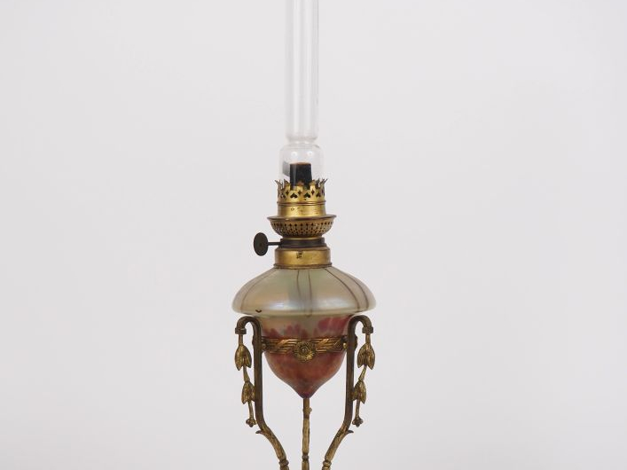 Lampe à pétrole 1900, réservoir en verre irisé, piètement tripode en m