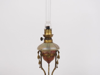 Vente aux enchères Lampe à pétrole 1900, réservoir en verre irisé, piètement tripode en m