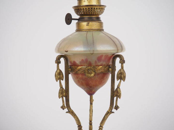 Lampe à pétrole 1900, réservoir en verre irisé, piètement tripode en m