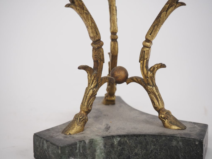 Lampe à pétrole 1900, réservoir en verre irisé, piètement tripode en m