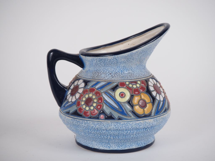 AMPHORA.  Verseuse Art Déco en céramique à décor de frise de fleurs po