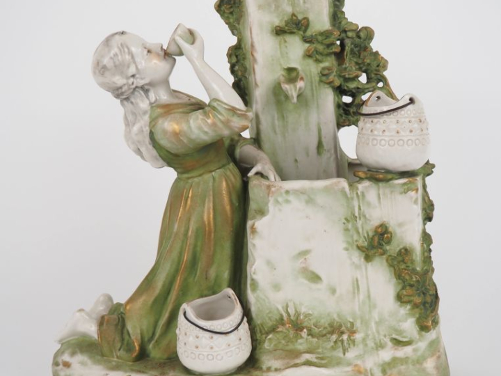 AMPHORA. Jardinière en porcelaine blanche et verte, figurant une jeune