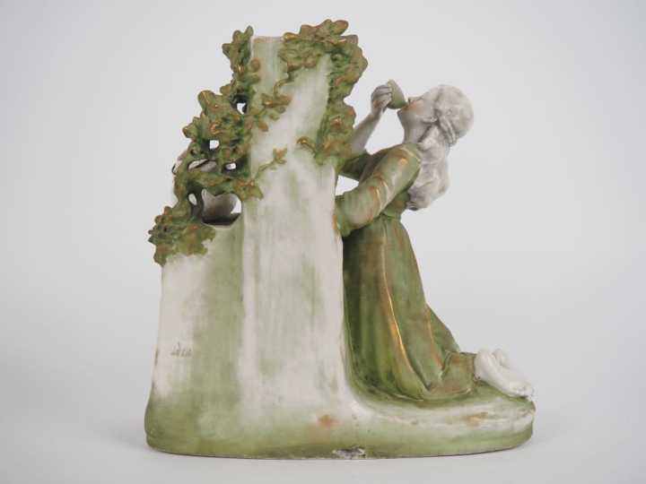 AMPHORA. Jardinière en porcelaine blanche et verte, figurant une jeune