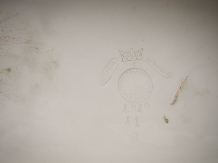 AMPHORA. Jardinière en porcelaine blanche et verte, figurant une jeune