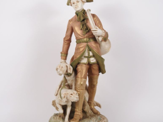 Vente aux enchères ROYAL DUX.  Grand groupe en biscuit polychrome "chasseur et ses deux c