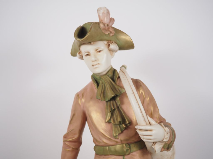 ROYAL DUX.  Grand groupe en biscuit polychrome "chasseur et ses deux c