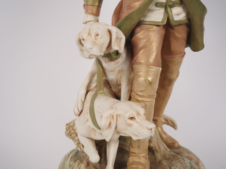 ROYAL DUX.  Grand groupe en biscuit polychrome "chasseur et ses deux c