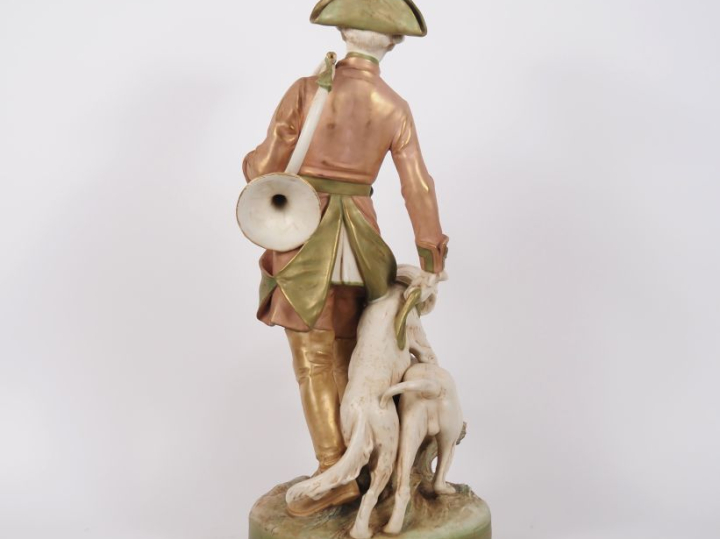 ROYAL DUX.  Grand groupe en biscuit polychrome "chasseur et ses deux c