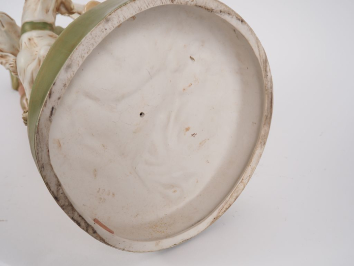 ROYAL DUX.  Grand groupe en biscuit polychrome "chasseur et ses deux c