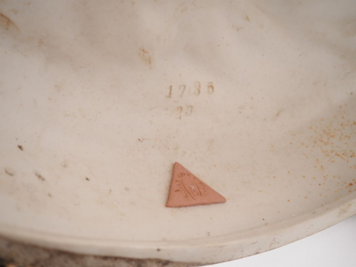 ROYAL DUX.  Grand groupe en biscuit polychrome "chasseur et ses deux c