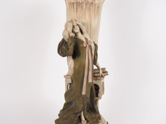 Vente aux enchères ROYAL DUX. Vase Art Nouveau en biscuit à décor en ronde bosse de jeune