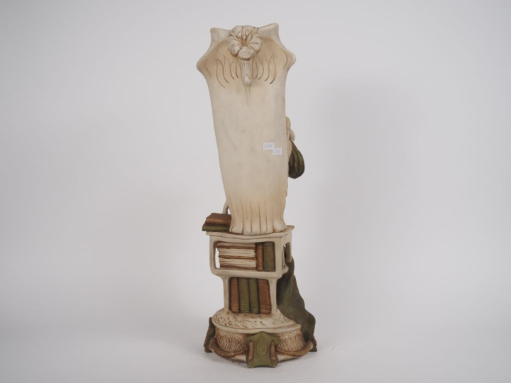 ROYAL DUX. Vase Art Nouveau en biscuit à décor en ronde bosse de jeune