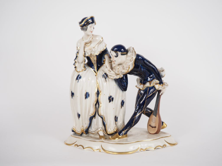 ROYAL DUX.  Groupe en porcelaine polychrome. "Colombine et Arlequin". 