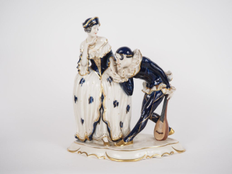 Vente aux enchères ROYAL DUX.  Groupe en porcelaine polychrome. "Colombine et Arlequin". 