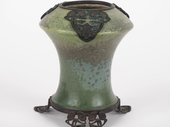 BLACH. Vase Art Nouveau en grès nuancé bleu, vert et gris. Jolie montu