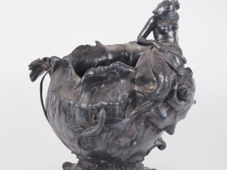 Vente aux enchères WMF.  Vase Art Nouveau en étain en ronde bosse à décor naturaliste de 