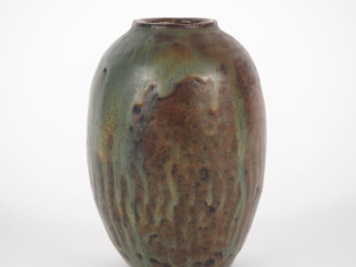 Vente aux enchères Petit vase ovoïde 1900 en grès vert et brun.  H. 11,5 cm