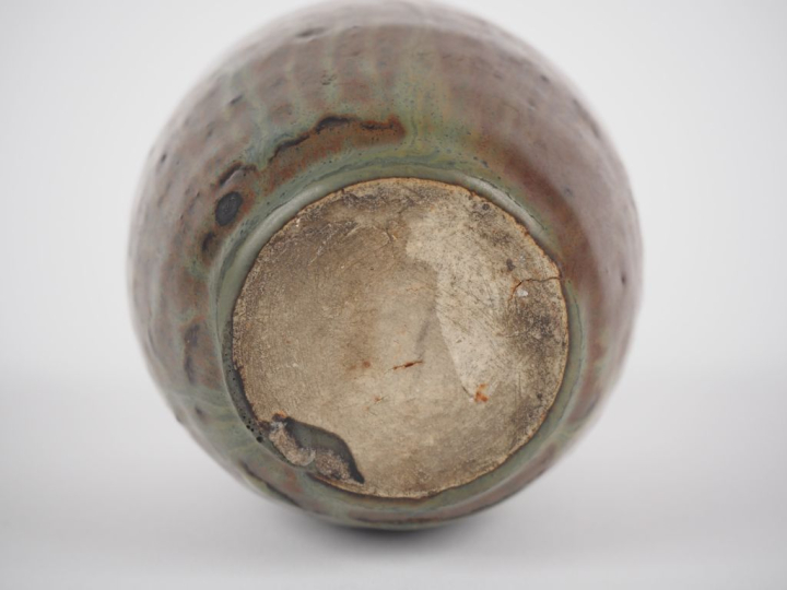 Petit vase ovoïde 1900 en grès vert et brun.  H. 11,5 cm