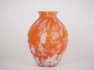 Vente aux enchères LORRAIN. Vase ovoïde de style Art déco en verre marbré orange et blanc