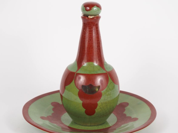 Flacon à liqueur et son présentoir de style Art Déco à décor de motifs