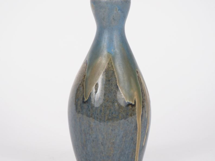 METENIER. Vase ovoïde en grès flammé bleu et ocre. Signé.  H.20cm