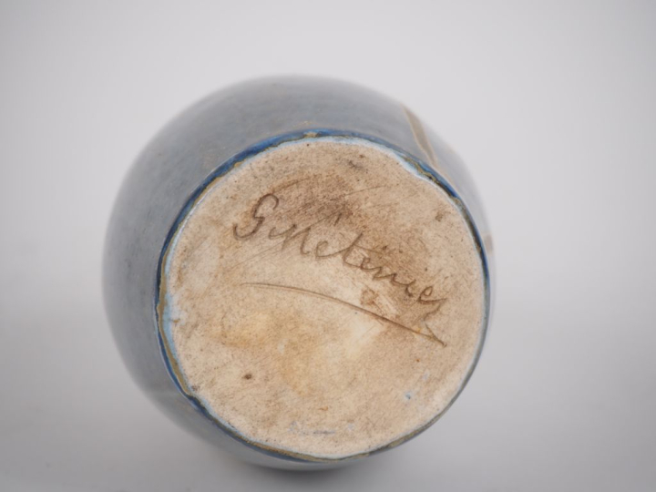 METENIER. Vase ovoïde en grès flammé bleu et ocre. Signé.  H.20cm