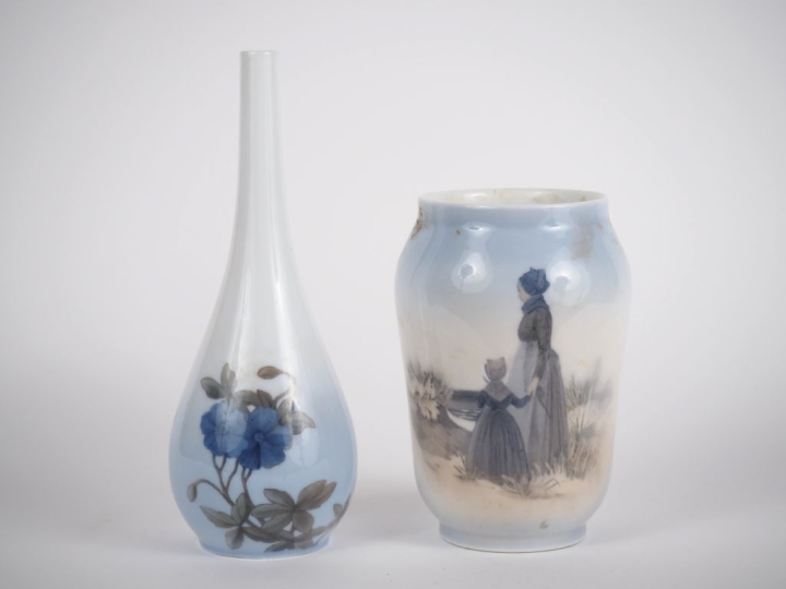 COPENHAGUE.  Deux vases en porcelaine polychrome à décor de fleurs et 