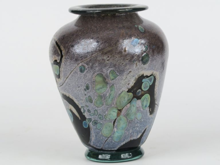 R. PIERINI.  Vase ovoide en verre polychrome multi couches, décor abst