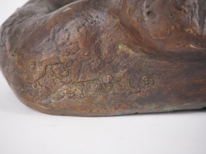 Ecole française XXème.   "le couple" groupe en bronze patiné Signé H. 