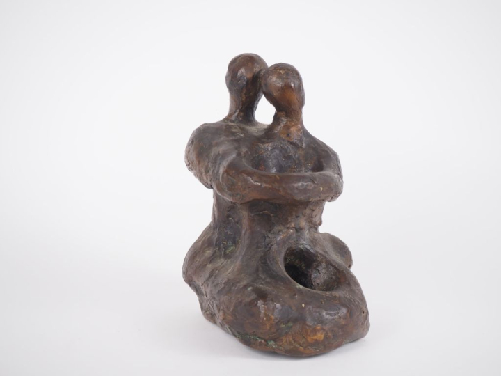 Ecole française XXème.   "le couple" groupe en bronze patiné Signé H. 