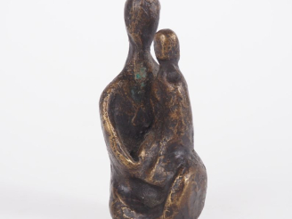 Vente aux enchères Ecole française XXème.  Petit groupe en bronze patiné "maternité Signé