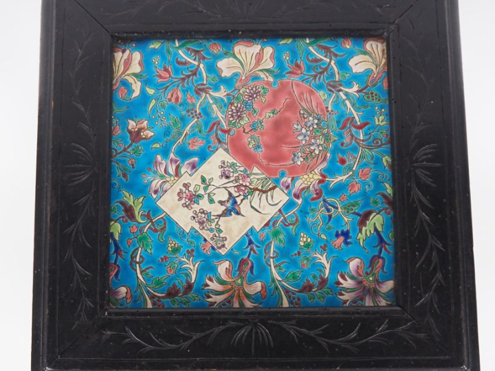 LONGWY.  Guéridon de style Extrême Orient en bois noirci, plateau en é