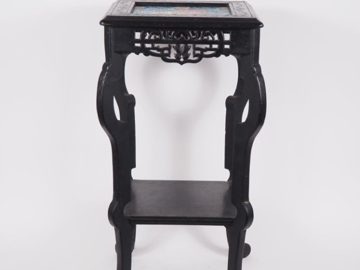 LONGWY.  Guéridon de style Extrême Orient en bois noirci, plateau en é