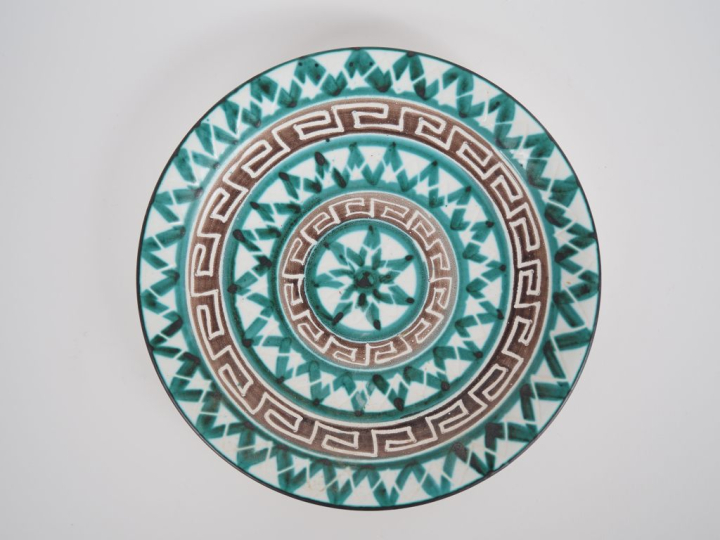 Roger PICAULT. Assiette en céramique polychrome. Signée du monogramme.