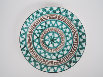 Vente aux enchères Roger PICAULT. Assiette en céramique polychrome. Signée du monogramme.