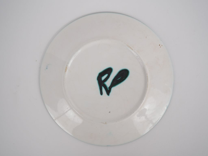 Roger PICAULT. Assiette en céramique polychrome. Signée du monogramme.
